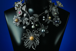 MIKIMOTO Crown necklace (2)