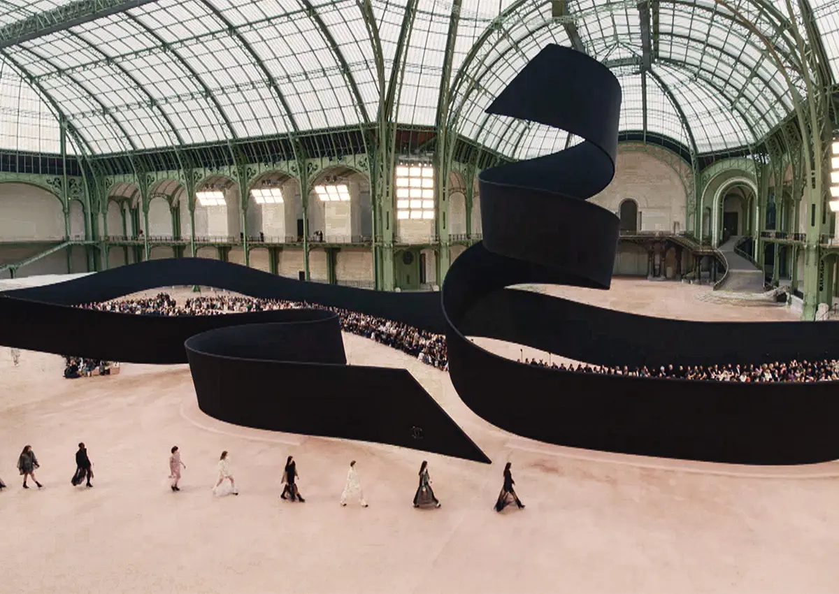 Modna revija Chanel jesen–zima 2025/26 s črno pentljo v Grand Palais Éphémère