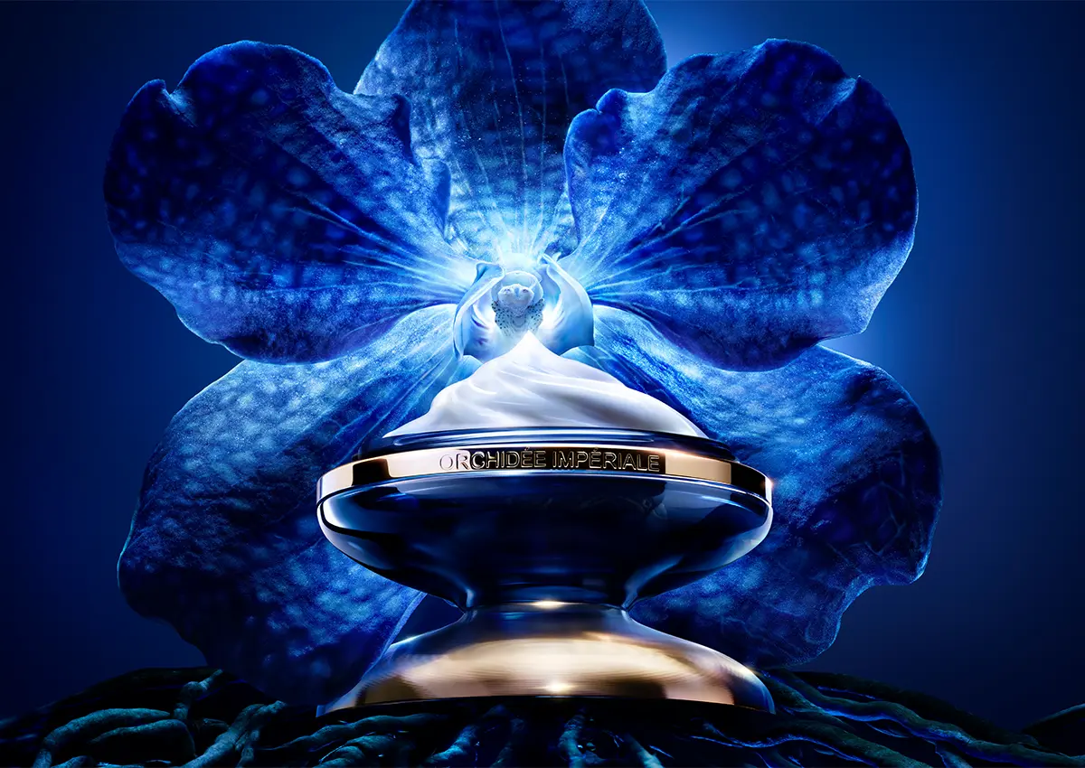 Guerlain Orchidée Impériale Longevity Cream uporablja moč redke orhideje Vanda coerulea za obnovo kože, povečanje vitalnosti celic in vidno pomlajen videz. Luksuzna nega, ki podpira mladost kože dan za dnem.