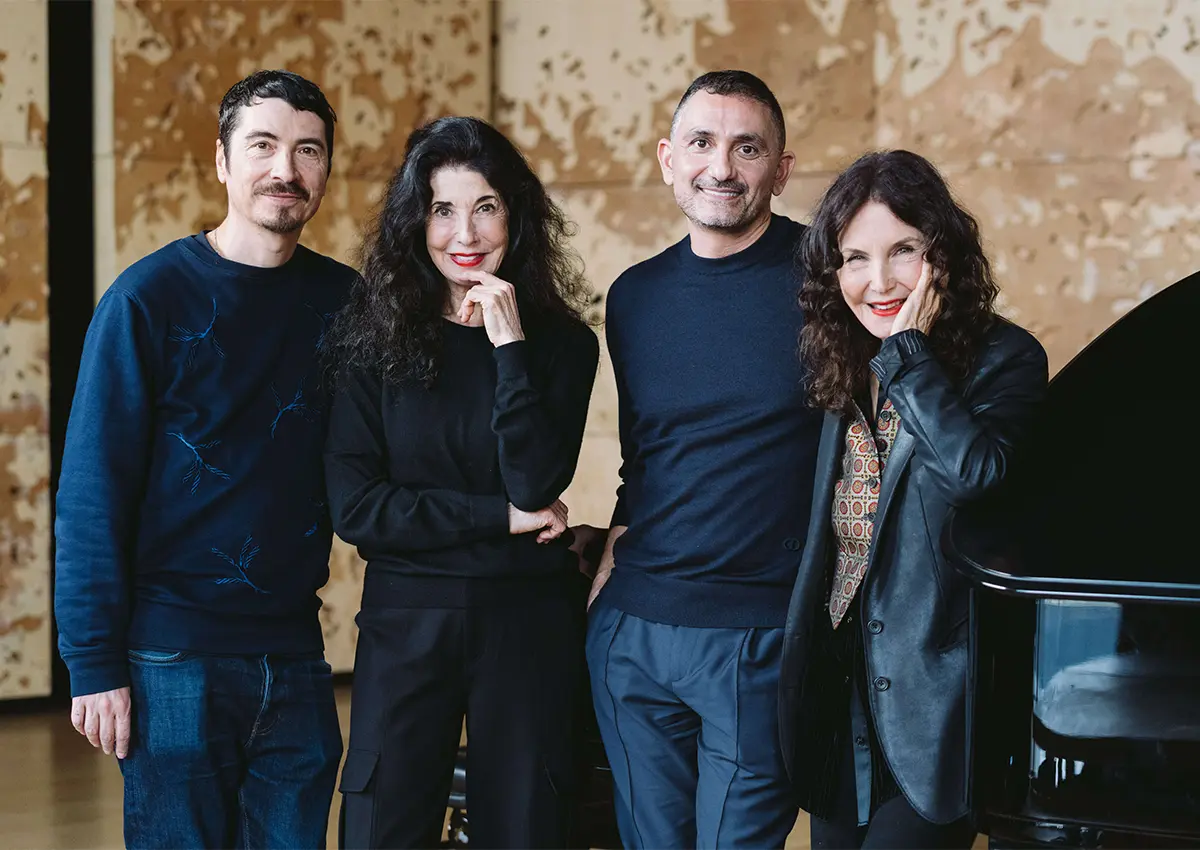 Francis Kurkdjian s sodelavci in kuratorji retrospektivne razstave v Palais de Tokyo, Pariz 2025.