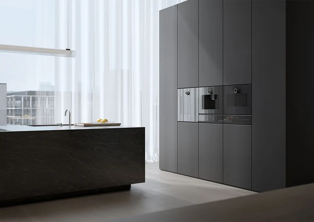 Moderna minimalistična kuhinja z Gaggenau aparati in elegantnim dizajnom v temno sivih tonih.