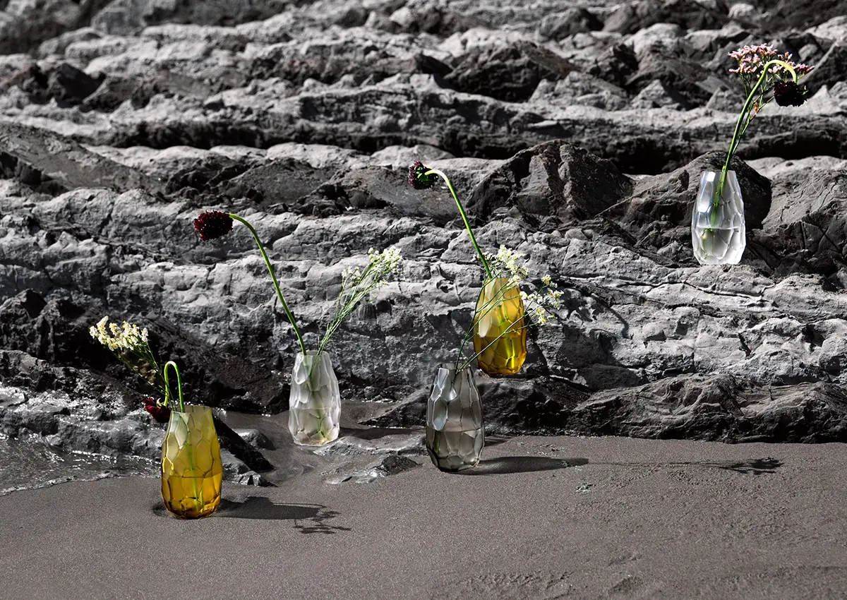 Kristalne vaze Lalique Terramineral Chapter II, postavljene v vulkansko pokrajino kot poklon naravnim silam Zemlje.