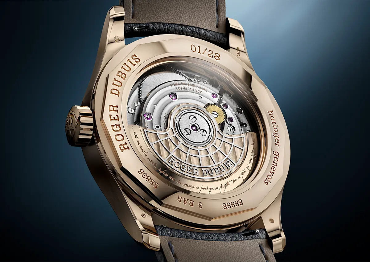 Hrbtna stran ure Roger Dubuis Hommage La Placide z razkritim mehanizmom in rotorjem v rožnatem zlatu v omejeni seriji 28 kosov.