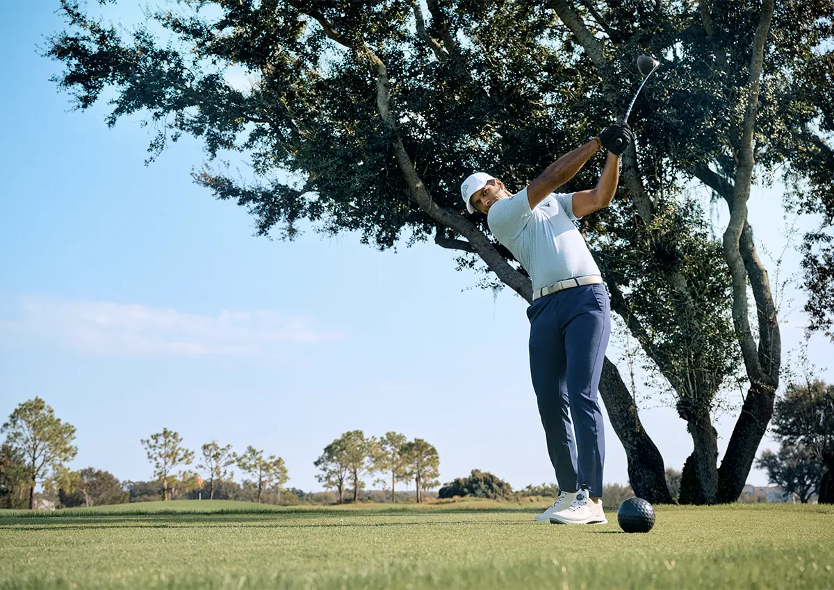 Profesionalni golfist Aaron Rai med udarcem na igrišču kot ambasador Ecco Golf.