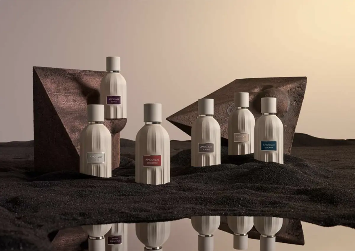 Parfumi Amouage Essences postavljeni v geometrijsko kompozicijo, ki simbolizira čas, fiziko in neskončnost v luksuzni parfumeriji