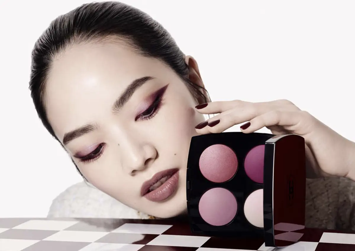 Chanel Rouge Noir – ikonična barva med mitom in legendo Model z dramatičnim ličenjem in paleto ličil Chanel Rouge Noir v granatnih in rožnatih odtenkih