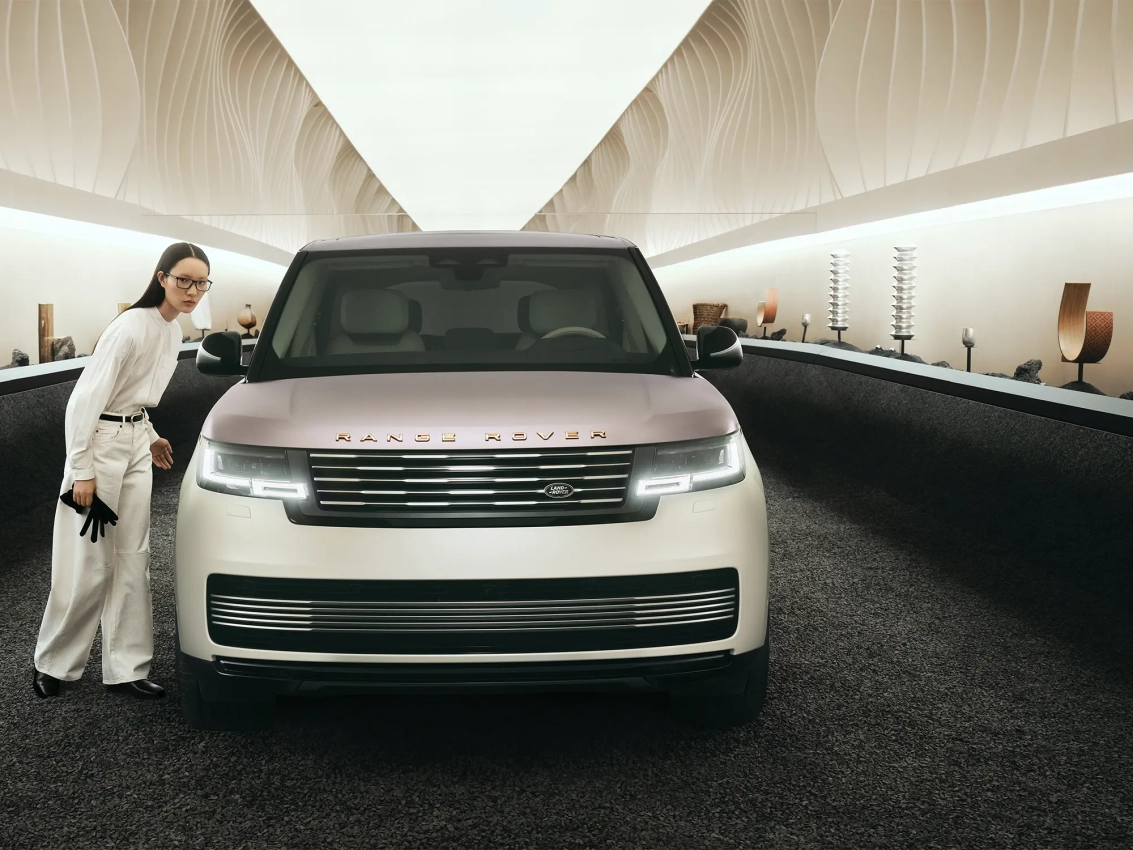 Range Rover v umetniški instalaciji Traces v galeriji Meravigli med milanskim tednom oblikovanja.