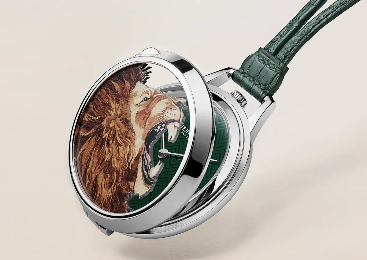 Slim d’Hermès Roaaaaar! žepna ura z levom v leseni intarziji