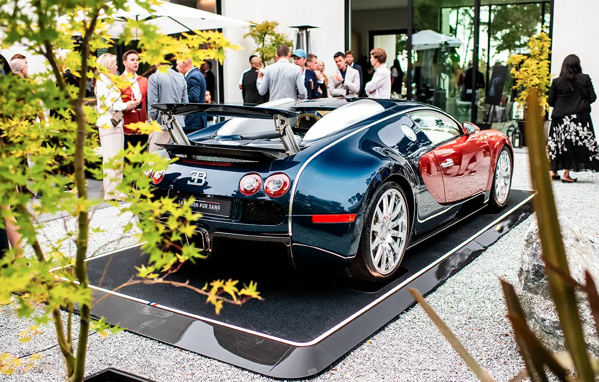 Bugatti Veyron 20 Years v barvah Petrol Blue in Rouge Rembrandt na predstavitvi La Maison Pur Sang.