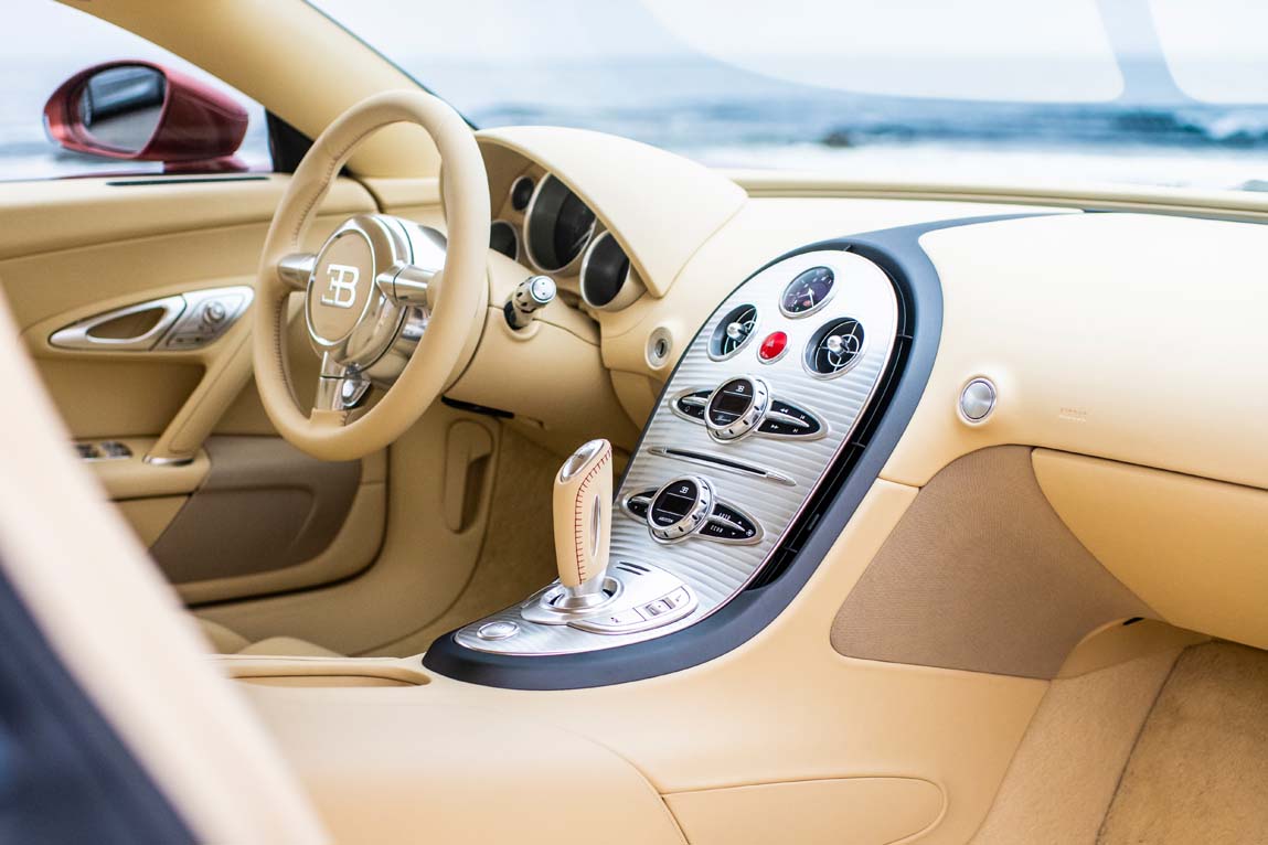 Notranjost Bugattija Veyron 20 Years v svetlem odtenku Magnolia z osrednjo konzolo.