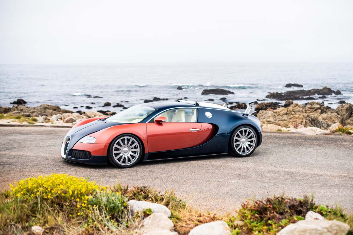 Bočni pogled na Bugatti Veyron 20 Years v barvah Rouge Rembrandt in Petrol Blue.