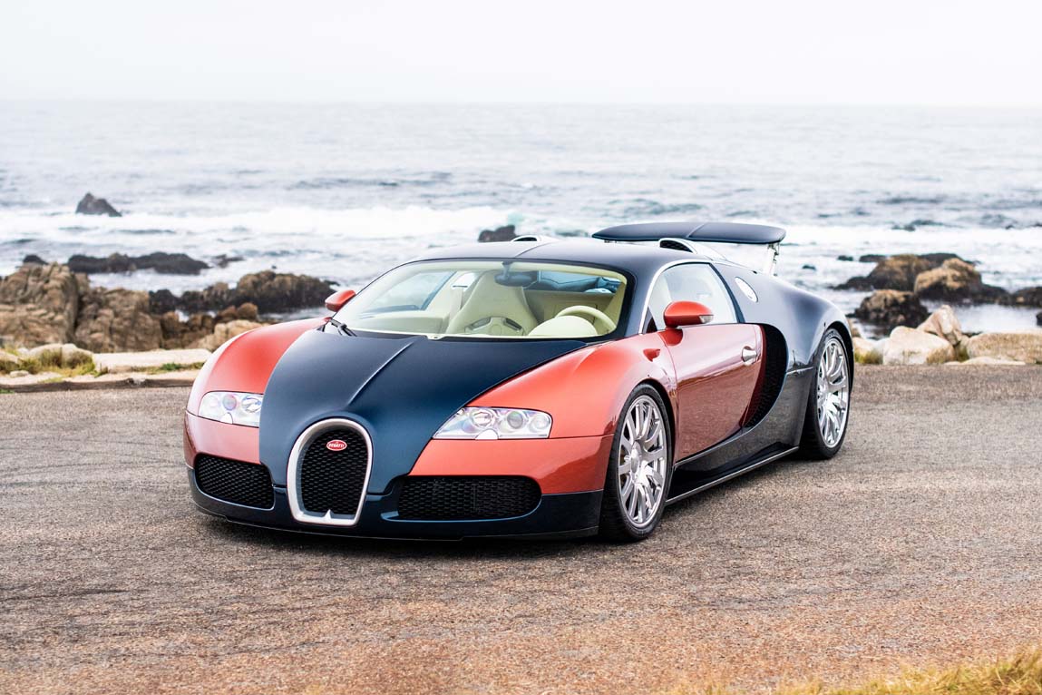 Sprednji pogled na Bugatti Veyron 20 Years v barvah Rouge Rembrandt in Petrol Blue.