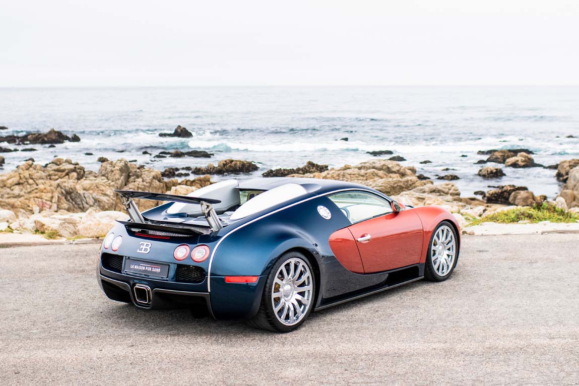 Zadnji pogled na prenovljeni Bugatti Veyron 20 Years ob obali.