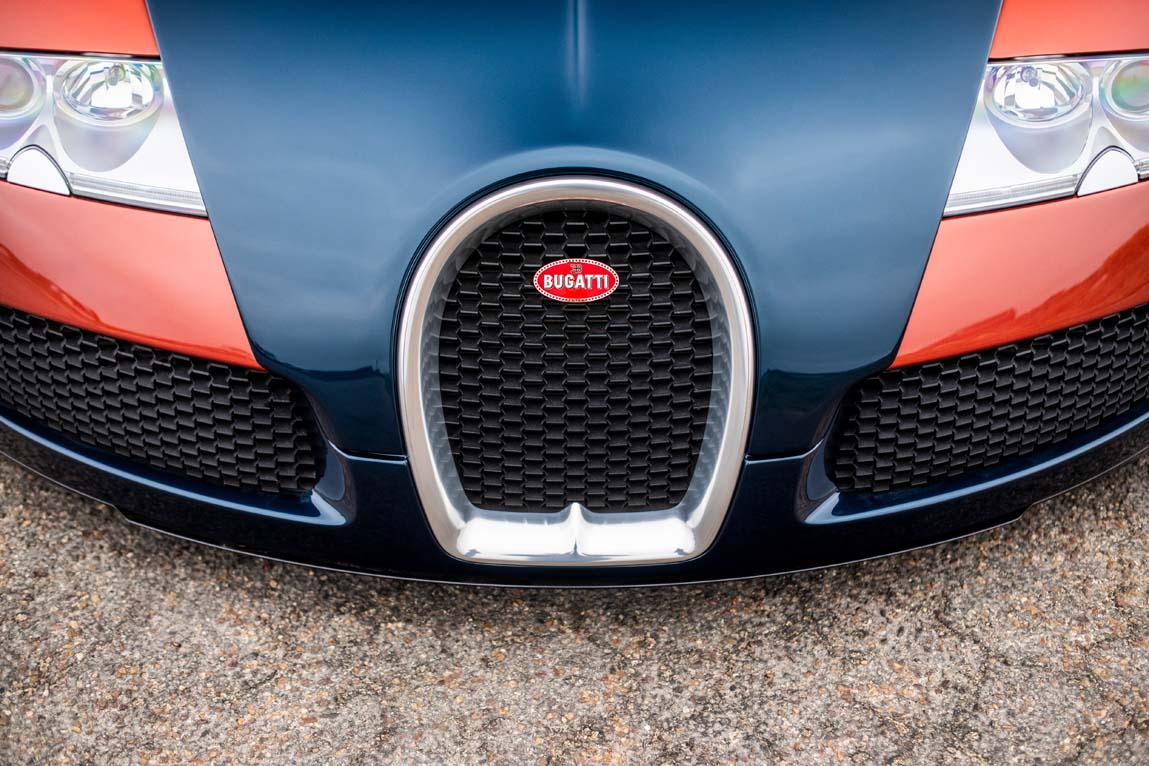 Sprednja mreža za dovod zraka in emblem na Bugattiju Veyron 20 Years.
