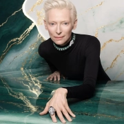 cartierjeva-favna Tilda Swinton z živalskim nakitom iz Cartierjeve kolekcije Into the Wild