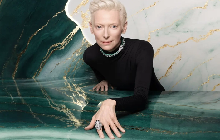 Tilda Swinton z živalskim nakitom iz Cartierjeve kolekcije Into the Wild