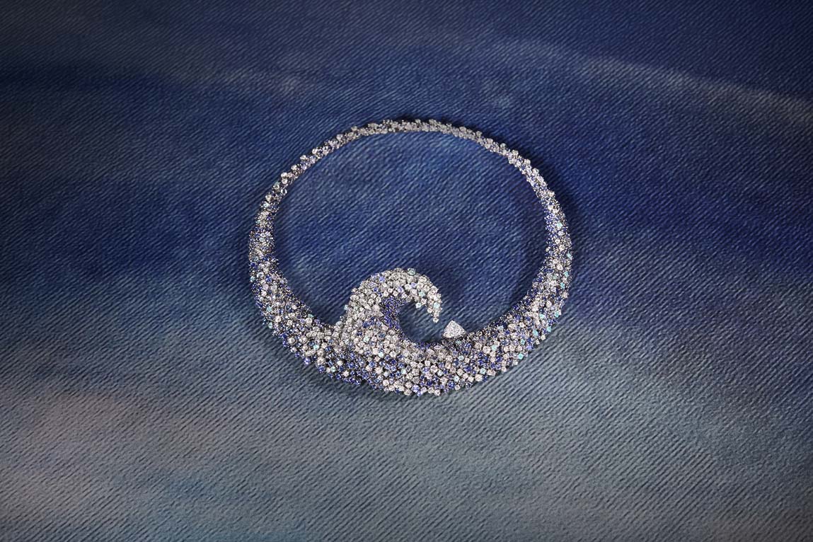 Ogrlica Damiani Impetuosa z modrimi safirji, turmalini Paraíba in diamanti v obliki vala.