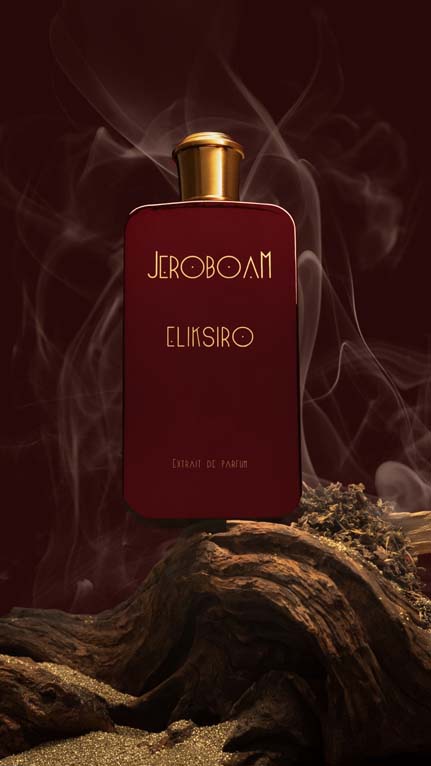 Parfum Jeroboam Eliksiro nad temnim kosom lesa v atmosferi dima in toplih tonov.