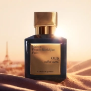 maison-francis-kurkdjian-oud-velvet-mood Temna steklenička parfuma Maison Francis Kurkdjian Oud velvet mood z zlatim pokrovčkom na žametni tkanini.