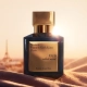 Temna steklenička parfuma Maison Francis Kurkdjian Oud velvet mood z zlatim pokrovčkom na žametni tkanini.