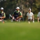 Nelly Korda z očetom Petrom in njunima spremljevalcema na golfskem igrišču med PNC Championshipom.