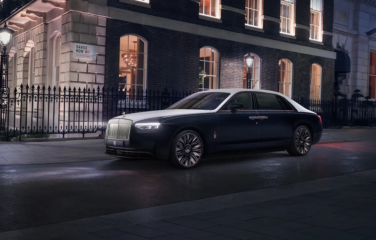 Rolls-Royce Ghost Savile Row v dvobarvni kombinaciji Midnight Sapphire in English White