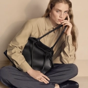 torba-clash-de-cartier Torba Clash de Cartier iz zrnatega usnja z draguljarskim zapiralom na zasuk